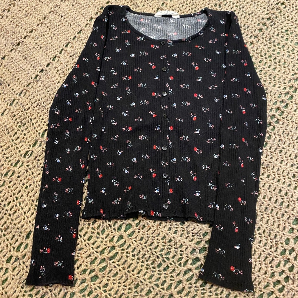 Long sleeve tee with buttons.